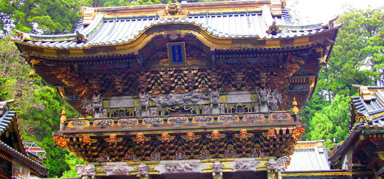 Украшения ворот Ёмэй-мон в храме Тосёгу (яп. 東照宮, とうしょうぐう)