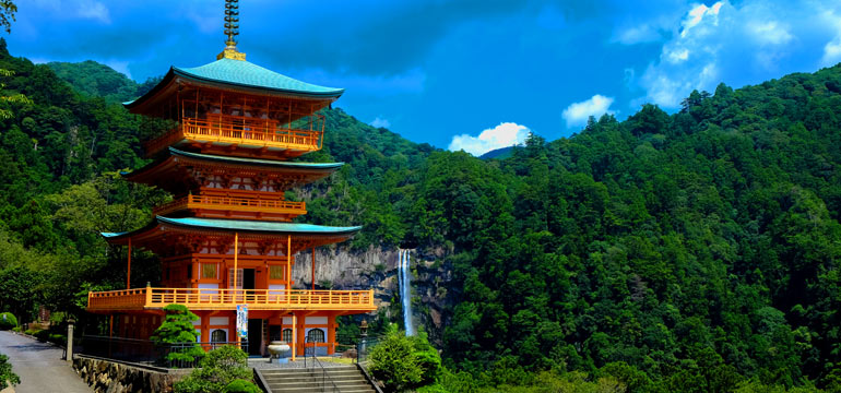 Буддистский храм Сэйганто-дзи (яп. 青岸渡寺) и водопад Нати (яп. 那智)