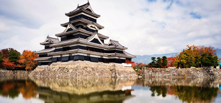 Замок Мацумото (яп. 松本城) – «Замок ворона» в городе Мацумото, префектура Нагано